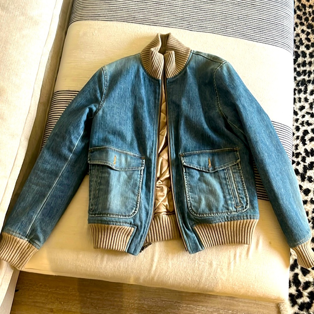 Theory size small lined Jean jacket. Never wore !! But took the tags off.